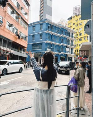 Shining Instagram - 🇭🇰の叮叮車！打卡✅
第三張的我眼睛閃閃發光欸 是不是看到錢？🤔

題外話：
我在想我皮膚白會不會是因為我是吸血鬼本人吖？
真的超級超級畏光 陰天沒太陽但很亮我也受不了欸
小王在太陽底下都能燦笑 我都長「😑」這樣～

All : @nikoand_taipei