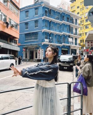 Shining Instagram - 🇭🇰の叮叮車！打卡✅
第三張的我眼睛閃閃發光欸 是不是看到錢？🤔

題外話：
我在想我皮膚白會不會是因為我是吸血鬼本人吖？
真的超級超級畏光 陰天沒太陽但很亮我也受不了欸
小王在太陽底下都能燦笑 我都長「😑」這樣～

All : @nikoand_taipei