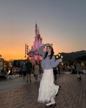 Shining Instagram - ✨
我終於又再度來到 #香港迪士尼樂園 啦！
上次來的時候城堡還在整修 害我我無家可歸…
這次我終於有家可以回了（喂～～～

香港迪士尼樂園真的是女孩聲音高8度的開關
入園到出園 好可愛不知道說了幾百次🫶🏻
好愛這個充滿魔法的地方🪄

這次跟立欣Dresscode藍色🩵
一起進入魔雪奇緣世界
扮演EIsa的艾倫戴爾王國的一日國民
真的非常推薦大家穿藍色系來艾倫黛爾王國
隨便拍就能出大片 特別是噴水池那區⛲️
拍照前 先直奔極光糖果屋 買一支夏雪節軟雪糕
雪寶造型の霜淇淋 對是滿分💯的拍照道具

年度萌粉盛會🩷達菲與好友同萌遊
達菲與好友可愛爆擊💘
來個春日小旅行與最愛LinaBell相遇

天色越暗 我就越期待
期待著夜晚的迪士尼星夢光影之旅
長達20分鐘的煙火秀 像極了一段精彩的故事
聲光效果、水幕噴泉配上煙火🎆
每一秒都精彩到捨不得眨眼 內心滿滿的感動
謝謝香港迪士尼樂園🪄治癒我的心❤️‍🩹
只想去香港迪士尼樂園•https://colatour.tw/WNXfEx

#香港迪士尼樂園 #HKDisneyland #WorldOfFrozen #LetltGo @colatour_tw