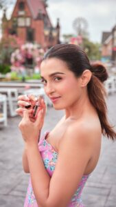 Actress Shiny Doshi HD Photos and Wallpapers March 2025