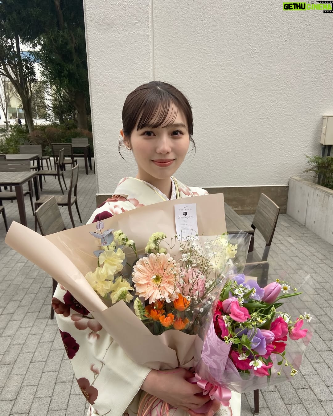 Shiori Akita - 22.8K Likes - ㅤ
大学を卒業しました!
仕事との両立が難しく休学を考えたこともありましたが、なんとか無事に4年で卒業することができてとても嬉しいです🎓🌸
最後の1年、単位がまだまだたくさん残っていて、4年での卒業は無理かと諦めかけたこともありました。ですが、仕事の合間に大学に通い詰め、卒論も書き終え、無事!卒業することができました😭
これまで仕事と学業の両立を支えてくださった事務所の方々、先生方、家族に感謝の気持ちでいっぱいです。
これからはお仕事一本!皆様によりよい姿をお見せできるように頑張ります💪🏻✨