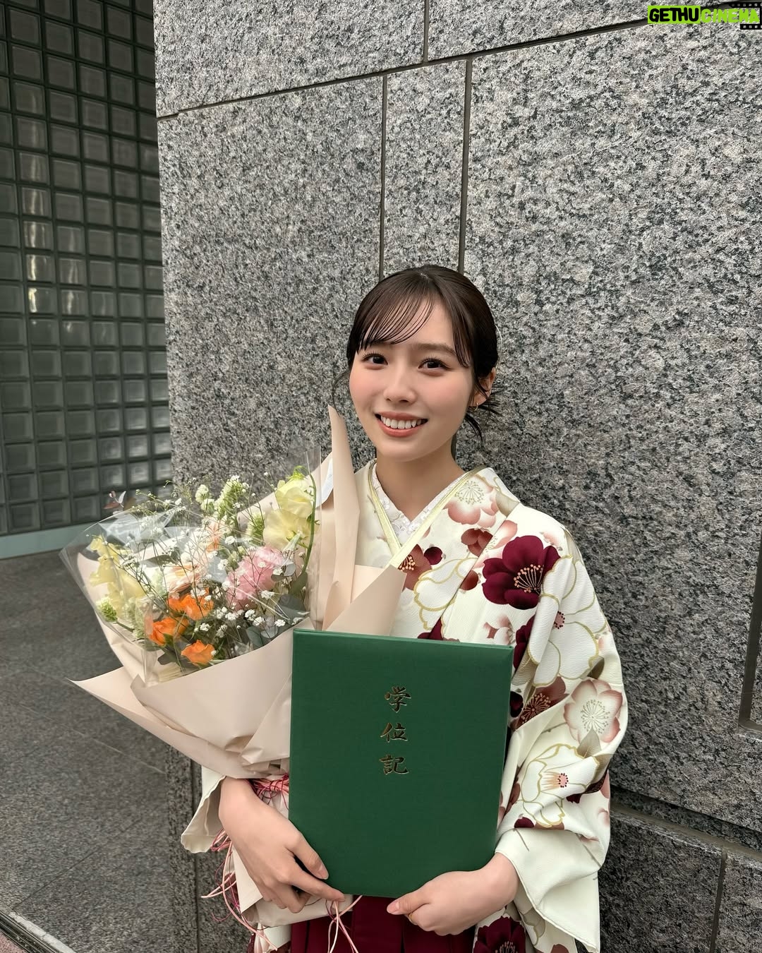 Shiori Akita - 22.8K Likes - ㅤ
大学を卒業しました!
仕事との両立が難しく休学を考えたこともありましたが、なんとか無事に4年で卒業することができてとても嬉しいです🎓🌸
最後の1年、単位がまだまだたくさん残っていて、4年での卒業は無理かと諦めかけたこともありました。ですが、仕事の合間に大学に通い詰め、卒論も書き終え、無事!卒業することができました😭
これまで仕事と学業の両立を支えてくださった事務所の方々、先生方、家族に感謝の気持ちでいっぱいです。
これからはお仕事一本!皆様によりよい姿をお見せできるように頑張ります💪🏻✨