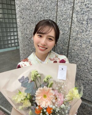 Shiori Akita Instagram - ㅤ
大学を卒業しました！
仕事との両立が難しく休学を考えたこともありましたが、なんとか無事に4年で卒業することができてとても嬉しいです🎓🌸

最後の1年、単位がまだまだたくさん残っていて、4年での卒業は無理かと諦めかけたこともありました。ですが、仕事の合間に大学に通い詰め、卒論も書き終え、無事！卒業することができました😭

これまで仕事と学業の両立を支えてくださった事務所の方々、先生方、家族に感謝の気持ちでいっぱいです。

これからはお仕事一本！皆様によりよい姿をお見せできるように頑張ります💪🏻✨