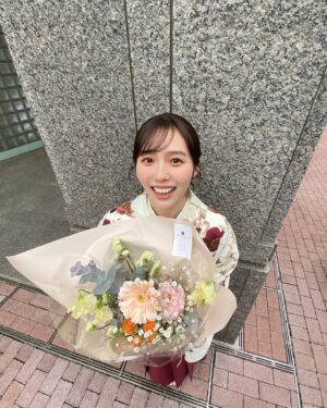 Shiori Akita Instagram - ㅤ
大学を卒業しました！
仕事との両立が難しく休学を考えたこともありましたが、なんとか無事に4年で卒業することができてとても嬉しいです🎓🌸

最後の1年、単位がまだまだたくさん残っていて、4年での卒業は無理かと諦めかけたこともありました。ですが、仕事の合間に大学に通い詰め、卒論も書き終え、無事！卒業することができました😭

これまで仕事と学業の両立を支えてくださった事務所の方々、先生方、家族に感謝の気持ちでいっぱいです。

これからはお仕事一本！皆様によりよい姿をお見せできるように頑張ります💪🏻✨