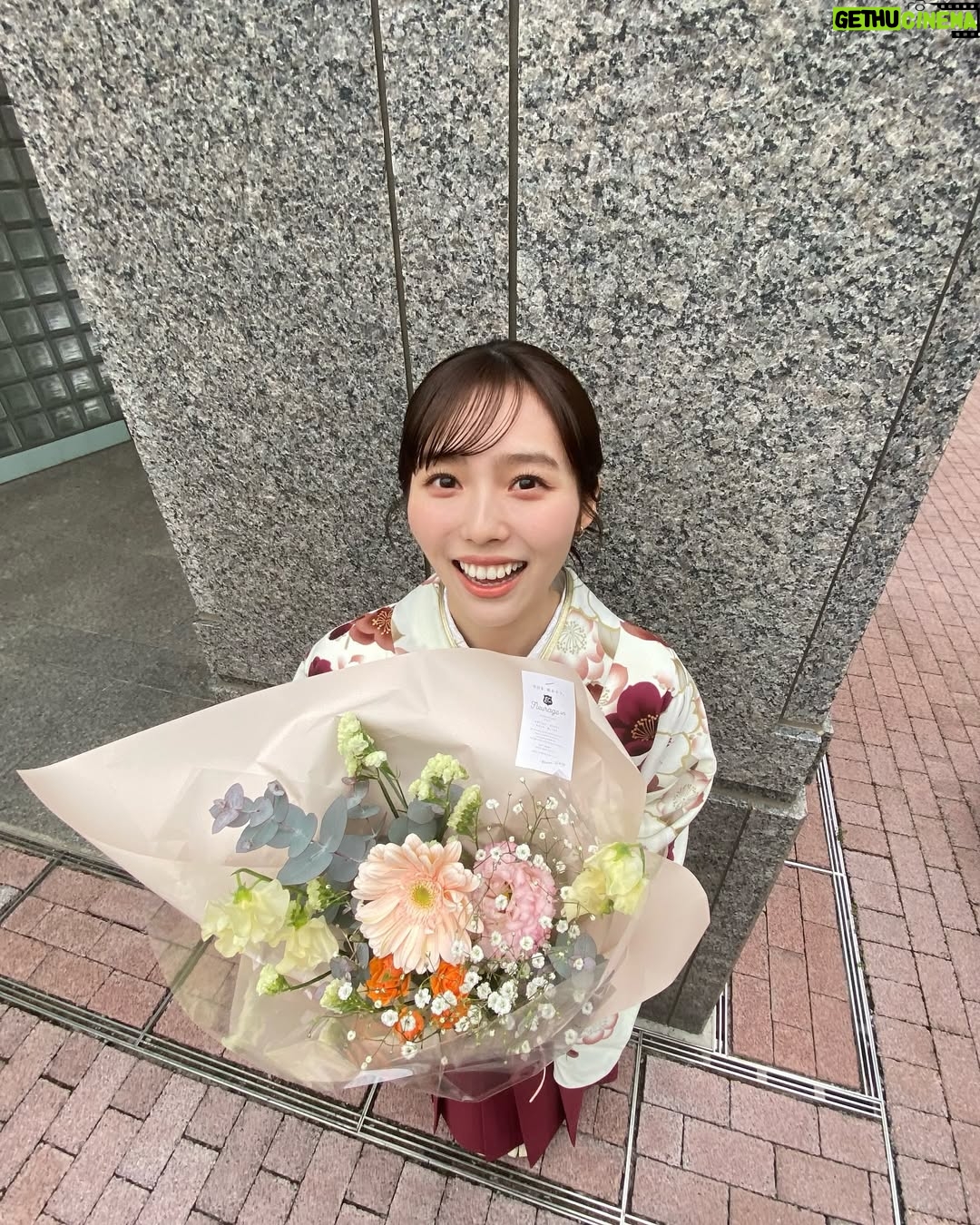 Shiori Akita - 22.8K Likes - ㅤ
大学を卒業しました!
仕事との両立が難しく休学を考えたこともありましたが、なんとか無事に4年で卒業することができてとても嬉しいです🎓🌸
最後の1年、単位がまだまだたくさん残っていて、4年での卒業は無理かと諦めかけたこともありました。ですが、仕事の合間に大学に通い詰め、卒論も書き終え、無事!卒業することができました😭
これまで仕事と学業の両立を支えてくださった事務所の方々、先生方、家族に感謝の気持ちでいっぱいです。
これからはお仕事一本!皆様によりよい姿をお見せできるように頑張ります💪🏻✨