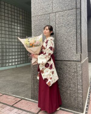 Shiori Akita Instagram - ㅤ
大学を卒業しました！
仕事との両立が難しく休学を考えたこともありましたが、なんとか無事に4年で卒業することができてとても嬉しいです🎓🌸

最後の1年、単位がまだまだたくさん残っていて、4年での卒業は無理かと諦めかけたこともありました。ですが、仕事の合間に大学に通い詰め、卒論も書き終え、無事！卒業することができました😭

これまで仕事と学業の両立を支えてくださった事務所の方々、先生方、家族に感謝の気持ちでいっぱいです。

これからはお仕事一本！皆様によりよい姿をお見せできるように頑張ります💪🏻✨