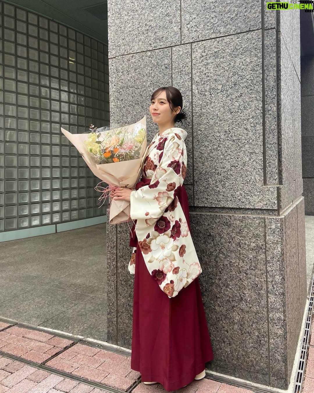 Shiori Akita - 22.8K Likes - ㅤ
大学を卒業しました!
仕事との両立が難しく休学を考えたこともありましたが、なんとか無事に4年で卒業することができてとても嬉しいです🎓🌸
最後の1年、単位がまだまだたくさん残っていて、4年での卒業は無理かと諦めかけたこともありました。ですが、仕事の合間に大学に通い詰め、卒論も書き終え、無事!卒業することができました😭
これまで仕事と学業の両立を支えてくださった事務所の方々、先生方、家族に感謝の気持ちでいっぱいです。
これからはお仕事一本!皆様によりよい姿をお見せできるように頑張ります💪🏻✨