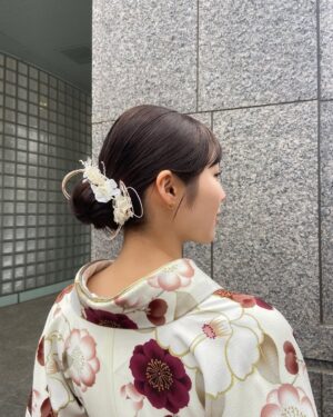 Shiori Akita Instagram - ㅤ
大学を卒業しました！
仕事との両立が難しく休学を考えたこともありましたが、なんとか無事に4年で卒業することができてとても嬉しいです🎓🌸

最後の1年、単位がまだまだたくさん残っていて、4年での卒業は無理かと諦めかけたこともありました。ですが、仕事の合間に大学に通い詰め、卒論も書き終え、無事！卒業することができました😭

これまで仕事と学業の両立を支えてくださった事務所の方々、先生方、家族に感謝の気持ちでいっぱいです。

これからはお仕事一本！皆様によりよい姿をお見せできるように頑張ります💪🏻✨