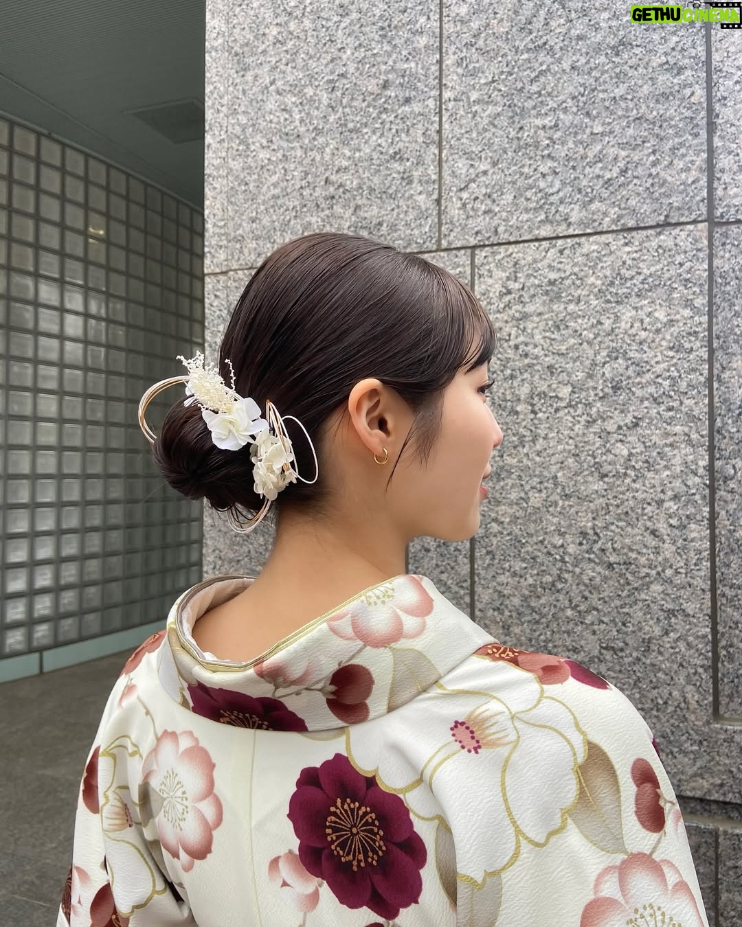 Shiori Akita - 22.8K Likes - ㅤ
大学を卒業しました!
仕事との両立が難しく休学を考えたこともありましたが、なんとか無事に4年で卒業することができてとても嬉しいです🎓🌸
最後の1年、単位がまだまだたくさん残っていて、4年での卒業は無理かと諦めかけたこともありました。ですが、仕事の合間に大学に通い詰め、卒論も書き終え、無事!卒業することができました😭
これまで仕事と学業の両立を支えてくださった事務所の方々、先生方、家族に感謝の気持ちでいっぱいです。
これからはお仕事一本!皆様によりよい姿をお見せできるように頑張ります💪🏻✨
