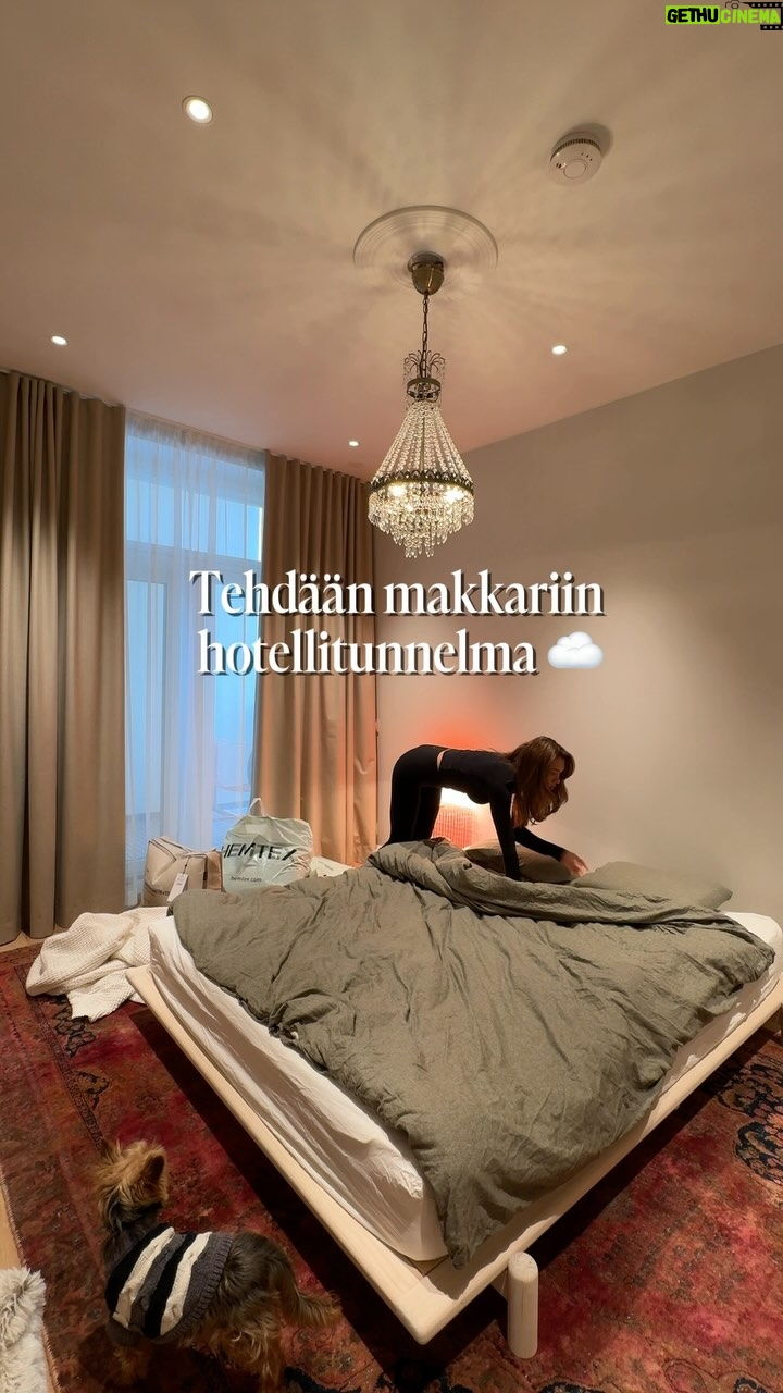Shirly Karvinen - 2.4K Likes - Ennen kuin joku sanoo niin kyllä, aion höyryttää tyynyliinat. Sitten joskus kun muistan, ehkä. 😁☁️
Haluisin vielä taulun sängyn yläpuolelle tai sit sängynpäädyn? En osaa päättää. Kattokruunun sain läheisiltä viime vuonna synttärilahjaksi. 🥹❤️
Veikkauksia kuinka monesti jaksan petaa sängyn näin?