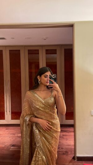 Shivvani Paatil Instagram - I obviously had a favourite designer this wedding season. Wore the most stunning @seemagujraldesign saree for the #SarahAmbarJhoomUtha reception! ❤️✨ Makeup by @pallavidoesmakeup 🤍
.
.
.
.
.
.
.
.
.
Shaadi // Saree // Indian wedding // bride // groom // wedding reception // Seema Gujral // grwm // get ready with me