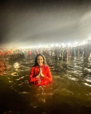 Shivya Pathania Instagram - महाकुंभ ब्रह्म मुहूर्त स्नान त्रिवेणी संगम ! #mahadevmahadev 

हर-हर गंगे
हर-हर यमुना
हर-हर सरस्वती 
ॐ नमः पार्वती पतये हर हर महादेव !
#sanatandharma #Mahakumbh #HarHarMahadev #Mahakumbh2025