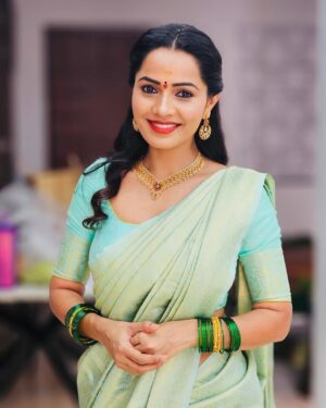 Shobha Shetty Instagram - Family ❤️
.
Outfit @naa_maguva 
.
#family#love#unconventional#mood#sareelove#