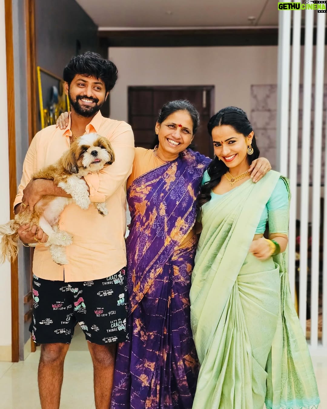 Shobha Shetty - 123.5K Likes - Family ❤️
.
Outfit @naa_maguva
.
#family#love#unconventional#mood#sareelove#