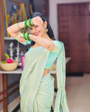 Shobha Shetty Instagram - Family ❤️
.
Outfit @naa_maguva 
.
#family#love#unconventional#mood#sareelove#