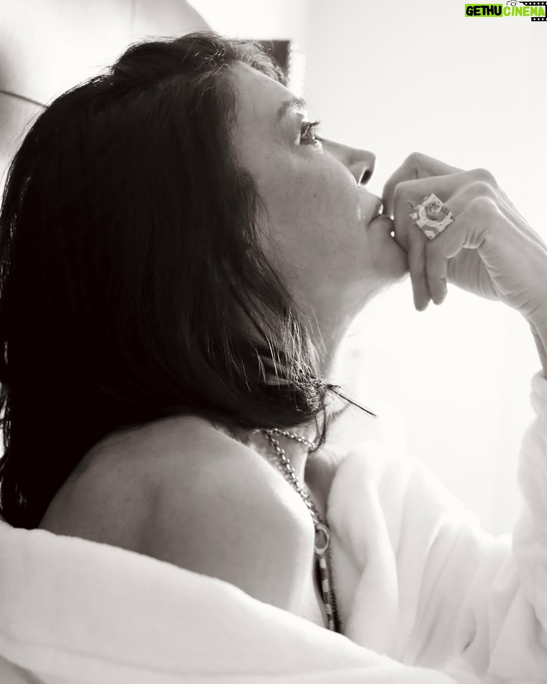 Shohreh Aghdashloo - 27.7K Likes - It was a joy to speak with Tina Turnbow from @the.baremag during my time in NYC, just before stepping onto the runway for the National Wear Red Day fashion show. We discussed my passion for storytelling, the enduring power of theater, and the responsibility of using my voice for meaningful change. Read the full interview by following the link in the story.
صحبت کردن با “مجله آشکار” در زمان اقامتم در شهر نیویورک، درست قبل از شرکت در نمایش مد روز ملی پوشیدن قرمز، خوشحالم. در مورد علاقه من به قصه گویی، قدرت ماندگار تئاتر و مسئولیت استفاده از صدایم برای مردم ایران صحبت کردیم.
💎: @alexsoldierjewelry
📷💄: @tina_turnbow
#flashbackfriday