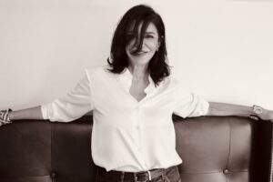 Shohreh Aghdashloo Instagram - It was a joy to speak with Tina Turnbow from @the.baremag during my time in NYC, just before stepping onto the runway for the National Wear Red Day fashion show. We discussed my passion for storytelling, the enduring power of theater, and the responsibility of using my voice for meaningful change. Read the full interview by following the link in the story.

‎صحبت کردن با “مجله آشکار” در زمان اقامتم در شهر نیویورک، درست قبل از شرکت در نمایش مد روز ملی پوشیدن قرمز، خوشحالم. در مورد علاقه من به قصه گویی، قدرت ماندگار تئاتر و مسئولیت استفاده از صدایم برای مردم ایران صحبت کردیم.

💎: @alexsoldierjewelry 
📷💄: @tina_turnbow 

#flashbackfriday
