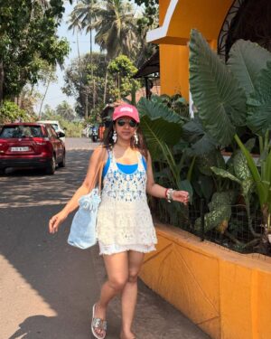 Shreya Bugde Instagram - What sunny days are made of !!! ☀️ 🏖️ 🌊 🌴 🐚 🍹 🍸 🍤 🍟 🐠