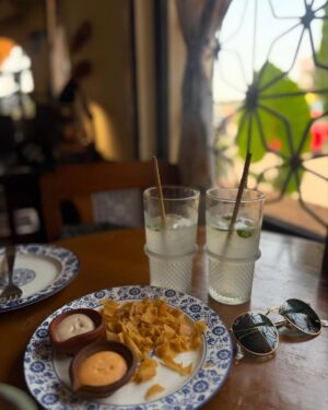 Shreya Bugde Instagram - What sunny days are made of !!! ☀️ 🏖️ 🌊 🌴 🐚 🍹 🍸 🍤 🍟 🐠