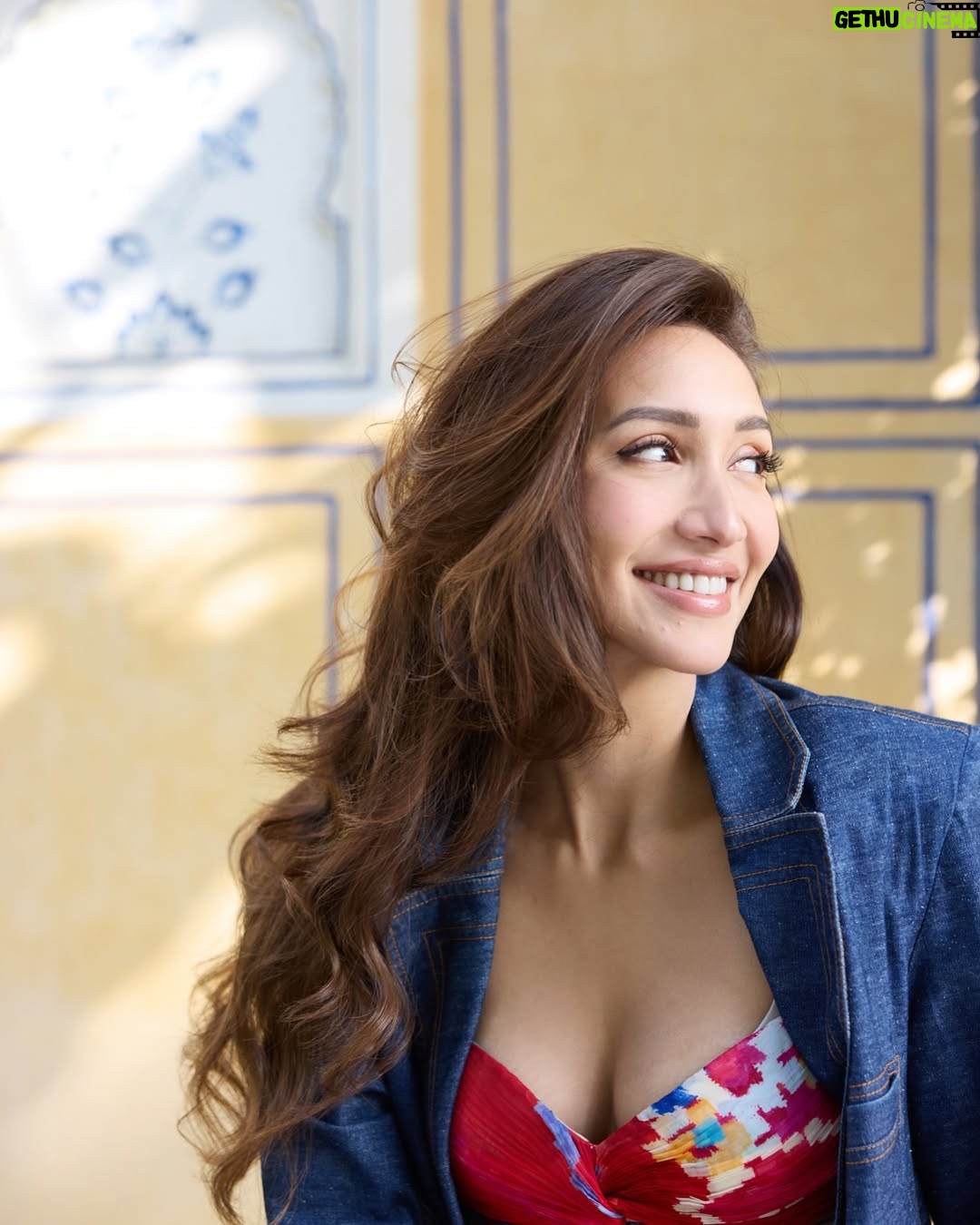 Shreya Chaudhary - 38.8K Likes - Your valentine has arrived ❤️ #happyvalentinesday
👗 @saakshakinni @elevate_promotions
@esquire_india @richamehta1990
🏨 @theleelapalace_jaipur
📸 @kewalchholak
