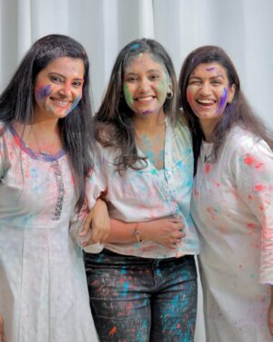 Shruthi Raj Instagram - Holi celebrations 🥳🎉 
Wishing you all a Happy Holi 💐🥰❤️
@iamsruthiraj @sruthi_shanmuga_priya @sitara_chintala