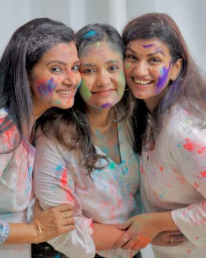 Shruthi Raj Instagram - Holi celebrations 🥳🎉 
Wishing you all a Happy Holi 💐🥰❤️
@iamsruthiraj @sruthi_shanmuga_priya @sitara_chintala