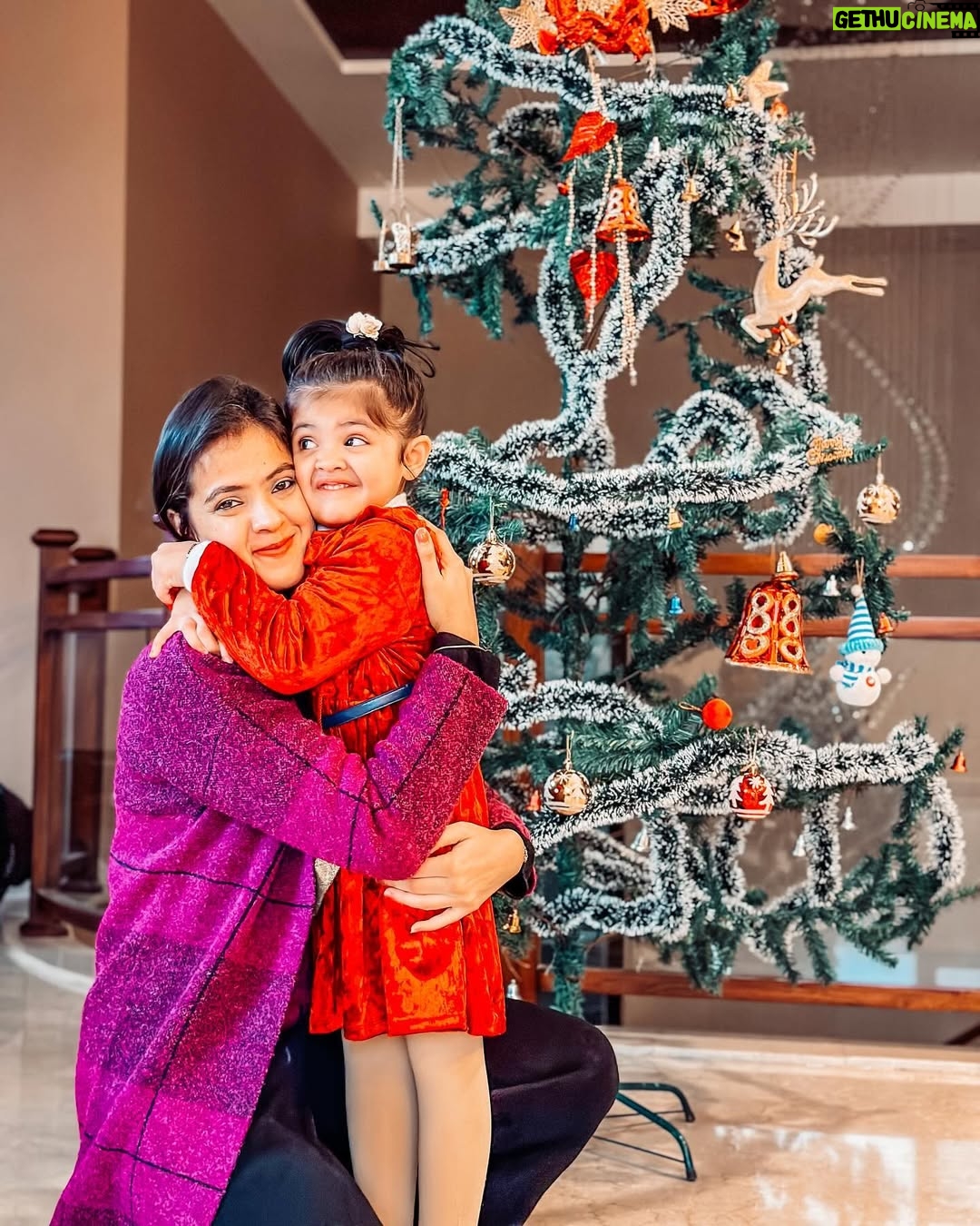 Shweta Sood - 3 Likes - Wishing you a season full of light and laughter for you and your family. Merry Christmas! 🎅🏻🎄🧿💙
.
#christmas #christmas2023