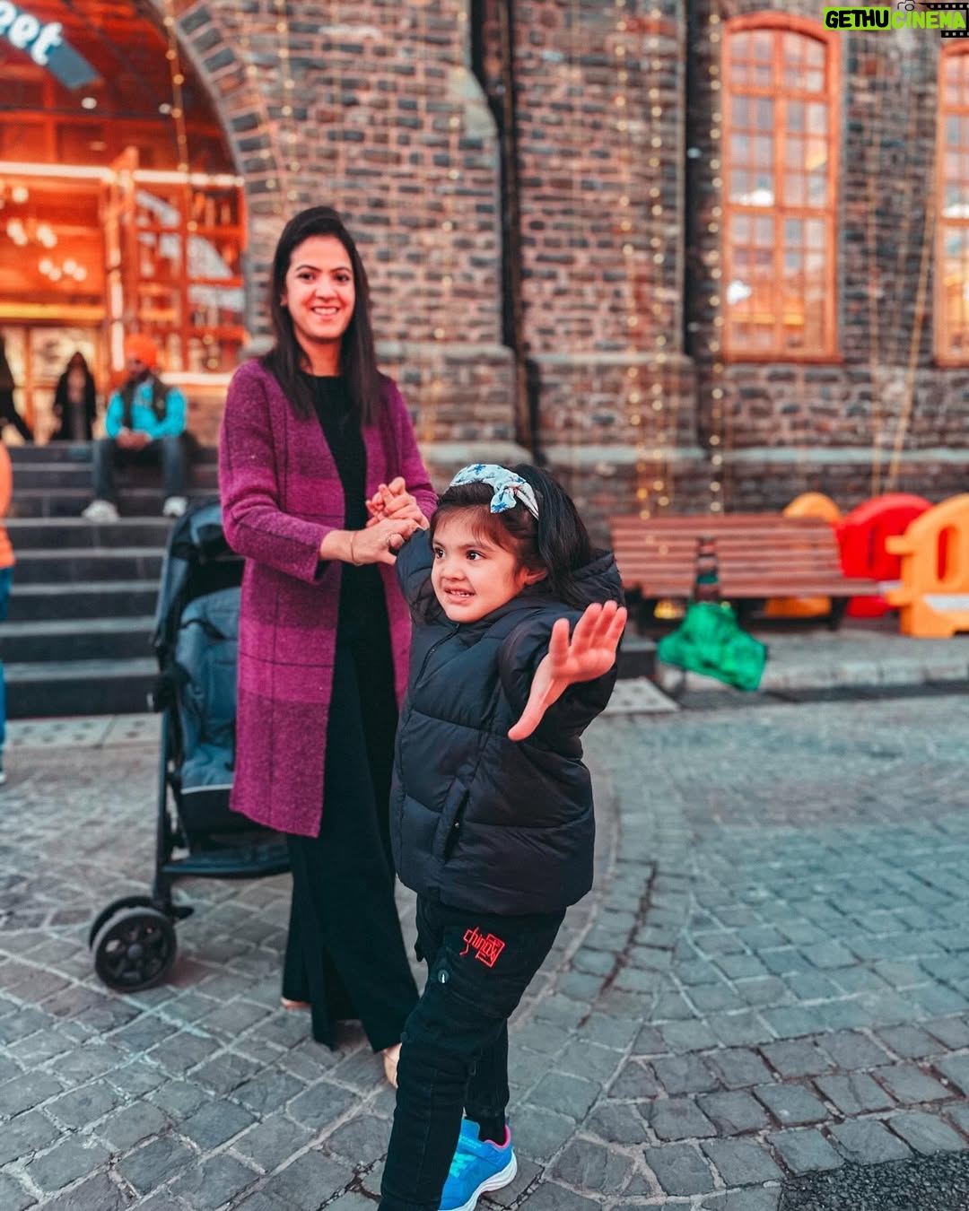 Shweta Sood - 3 Likes - Photo Dump From Yesterday!
.
#AnayaSood
.
.
.
.
.
.
.
#potd #shimla #himachal #winter #christmas #newyear2024 #shwetasood #punjabibrizzle 💕
