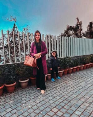Shweta Sood Instagram - Photo Dump From Yesterday! 
.
#AnayaSood
.
.
.
.

.
.
.
#potd #shimla #himachal #winter #christmas #newyear2024 #shwetasood #punjabibrizzle 💕
