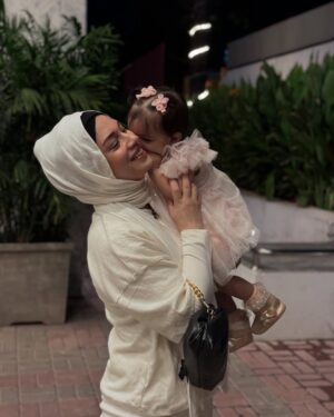 Sidra Batool Instagram - Happy woman’s Day to all the woman out there. Fight for your right, for yourself and always be there for another women don’t be a reason behind hurting or pulling another woman down. 

Happy Woman’s Day!