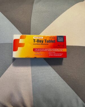 Sidra Batool Instagram - I have been through so much pain since last 4 years because of exzema and as I showed you guys earlier my hands were destroyed and slowly and gradually it’s getting better thanks to my uncle who told me about these creams . He is not a doctor his friends wife was going through the same problem and these medications changed her life and mine. It’s not a sponsored post. Mix all the creams together and put it o lay on the effected area and it will get better inshallah. Take one tablet at night every night till you see the wounds healing and once it starts getting better stop the tables and the cream. 

#healwithme
