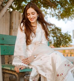 Sidra Niazi Instagram - 🕊️

Wearing my favourite @annusabrar 🤍