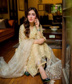 Sidra Niazi Instagram - Eid day 2 💛
Wearing @annusabrar 💫