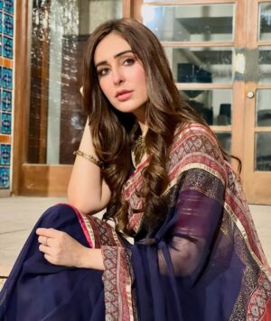 Sidra Niazi Instagram - Penni 🍂

#khushbumeinbasaykhat