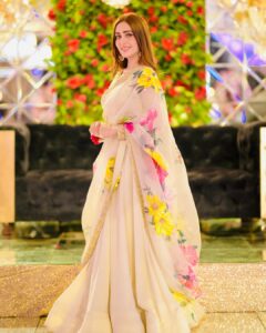 Actress Sidra Niazi HD Photos and Wallpapers December 2021