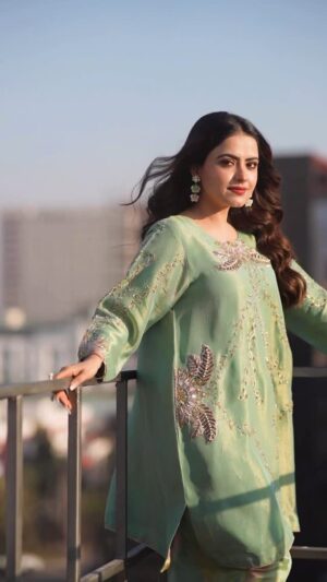 Simi Chahal Instagram - dass mai hi kyon ?!

on loop 🔂 @wazir.patar @basantkur 💌

-

Suit : @alif_chandigarh 

Jewelry : @theurbanglitter

VC : Mandeep ( @daasfilms )