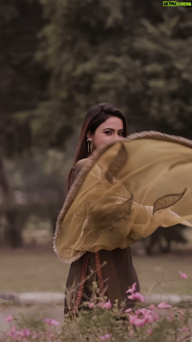 Simi Chahal - 30K Likes - …thodi thodi laggey Simi Chahal kudey 🥰🙈
Suit : @tanviandkashvi_
Jewelry : @theurbanglitter
VC : @itskrajofficial
Makeup : @prabhakarchande_makeupartist
Hair : @ishanhairstyle ( @damsel_makeupcrew )
Song Credits : @jobandhandraofficial 🎶