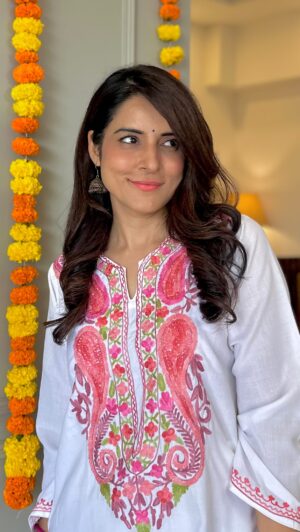Simple Kaul Instagram - #AD

Shaadi prep is all fun & games until the stress, sun, and endless running around take a toll on your skin! 

Luckily, @pondsindia keeps my skin glowing through it all—shopping sprees, wedding madness, and even the morning after! 💖

Here’s my go-to routine:
✔️ Detan Facewash – Removes tan
✔️ Anti-Pigmentation Serum – Fades dark spots & pigmentation
✔️ Sun Miracle Gel Sunscreen – Protects & brightens

With Pond’s, Miracles happen! 

#PondsIndia #PondsPartner #MyMorningAfterSkinMiracle #MiraclesHappen #WeddingSkinCare