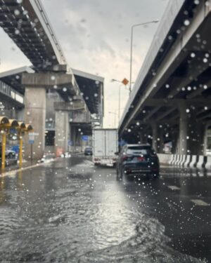 Sinjai Plengpanich Instagram - ฝนตกลงมาโครมเดียว ก็ท่วมไปเลยซิคะ ถนนแจ้งวัฒนะและในเมืองทองฯ #สวัสดีวันศุกร์
