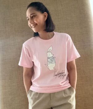 Sinjai Plengpanich Instagram - พี่ดี้ ม.ล.รจนาธร ณ สงขลา 
ออกแบบเสื้อยืดสำหรับมูลนิธิรจนาธร เพื่อนำเงินบริจาคไปมอบเป็นทุนการศึกษาแก่นักเรียนที่ขาดแคลนทุนทรัพย์ด้านศิลปะ…..
หากท่านใดสนใจร่วมทำบุญ ตาม IGนี้ได้เลยนะคะ 🙏☺️ @rojanatorn.foundation 
#RojanatornFoundation