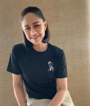 Sinjai Plengpanich Instagram - พี่ดี้ ม.ล.รจนาธร ณ สงขลา 
ออกแบบเสื้อยืดสำหรับมูลนิธิรจนาธร เพื่อนำเงินบริจาคไปมอบเป็นทุนการศึกษาแก่นักเรียนที่ขาดแคลนทุนทรัพย์ด้านศิลปะ…..
หากท่านใดสนใจร่วมทำบุญ ตาม IGนี้ได้เลยนะคะ 🙏☺️ @rojanatorn.foundation 
#RojanatornFoundation