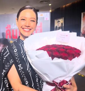 Siraphan Wattanajinda Instagram - ขอบคุณมากๆนะคะ สำหรับทุกกำลังใจที่ส่งมาให้นะคะ ทั้งที่ได้เจอกัน ทั้งที่ได้แต่สบตาแต่ไม่ได้คุยกัน ทั้งช่อดอกไม้ ทั้งข้อความที่ส่งมา  นุ่นอาจจะตอบกลับยังไม่หมด  หรือลงรูปไม่ครบ แต่ทั้งหมดนี้ส่งพลังให้นุ่นมากๆเลยค่ะ 🙏🥰 ขอบคุณที่มาชมนะคะ #เรื่องเล่าคืนเฝ้าผี #เรื่องเล่าคืนเฝ้าผี26568