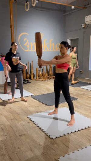 Sneha Jain Instagram - Trying Mudgar training for the first time! Actor @iam_snehajain shares her experience ❤️

#mudgar #workout #strength #weighttraing #muscle #toning #fatloss