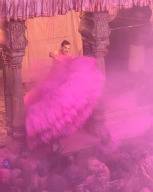 Sneha Wagh Instagram - Vrindavan Ki Holi ……. 💝
Cheerjeevo Hori Ke Rasiya Shri RadhaRaman ……. 🪷
.
.
.
.
.
.
.
#vrindavan #brajdham #brajkiholi #shriradharaman #radharaman #radheradhe #radheshyam #krishna #radha #holi #hori #snehawagh #sarangesneha