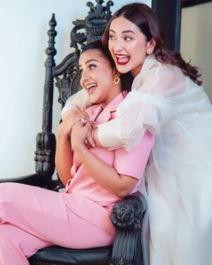 Sohai Ali Abro Instagram - This night and us. 🤍💗🧸🎀🌈🌸🍬🧁👯‍♀️🙌🏼

#gentleman