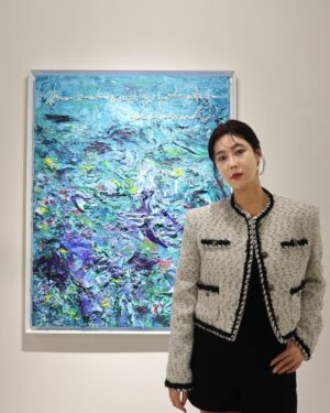 Solbi Instagram - Tilsitt Gallery Announces Its New Artistic Collaboration with Solbi!
 
We are delighted to announce our collaboration with the highly talented South Korean multidisciplinary artist Kwon Jian (Solbi), a leading figure in the contemporary art world. Her captivating works will be exhibited at Tilsitt Gallery starting on May 26, 2025.
 
A Singular Artistic Voice
Kwon Jian, known by her stage name Solbi, is an artist of exceptional talent who moves seamlessly between music, painting, sculpture, performance, and video art. Since her debut as a K-pop singer in 2006, she has established a distinctive artistic identity, skillfully blending visual art and music in an avant-garde approach that explores themes of identity, healing, and personal freedom.
 
A Powerful and Emotional Artistic Language
Solbi’s works offer a profound immersion into color, texture, and movement. Her acclaimed « Humming Letter » series reflects a deep personal exploration, expressed through vibrant color palettes and rich layered textures.
 
An Artist with Global Recognition
Her work has been featured in some of the most prestigious galleries and art fairs around the world:
✅ KIAF – COEX, Seoul
✅ Galleries Art Fair – Seoul
✅ Nuit Blanche – Paris
 
In addition to her paintings, Solbi is renowned for her powerful and immersive performance art. Her groundbreaking work at La Nuit Blanche Paris showcased her mastery of merging painting and body art, creating a deeply moving exploration of human emotion.
 
A Rare Opportunity to Experience an Immersive Artistic Journey
Solbi’s ability to transcend the boundaries between art and performance creates a unique sensory experience. This is a rare chance to experience the work of an artist who is redefining contemporary art through her bold creative vision.
 
📅 Exhibition Date: From May 26, 2025
📍 Tilsitt Gallery – Rua de Miguel Bombarda, Porto 
 
Follow us to catch behind-the-scenes insights and exclusive updates about this extraordinary exhibition!
 
#TilsittGallery #Solbi #KwonJian #ContemporaryArt #PerformanceArt #ArtFusion #ArtExhibition #PortoArt #AbstractArt