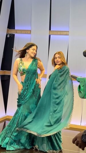 Sona Dey Instagram - She is the cutest😘 @sunnyleone 🔥Video dekhne ke liye excited ho?😍❤️

#sunnyleone #viral #bts