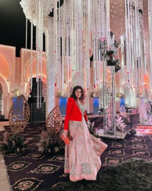 Sonal Aggarwal Instagram - Lehengas and blazers are a match made in fashion heaven! Especially for these gorgeous, grand winter weddings ❤️❤️❤️
#Baraati
.
.
Outfit: @kkaanchadvanielabel 
Necklace: @rubans.in 
.
#pinkpeppercorn #stylewithsonal #lehengalove #indianweddingstyle