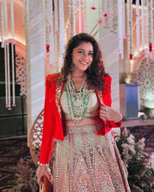 Sonal Aggarwal Instagram - Lehengas and blazers are a match made in fashion heaven! Especially for these gorgeous, grand winter weddings ❤️❤️❤️
#Baraati
.
.
Outfit: @kkaanchadvanielabel 
Necklace: @rubans.in 
.
#pinkpeppercorn #stylewithsonal #lehengalove #indianweddingstyle