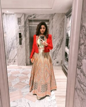 Sonal Aggarwal Instagram - Lehengas and blazers are a match made in fashion heaven! Especially for these gorgeous, grand winter weddings ❤️❤️❤️
#Baraati
.
.
Outfit: @kkaanchadvanielabel 
Necklace: @rubans.in 
.
#pinkpeppercorn #stylewithsonal #lehengalove #indianweddingstyle